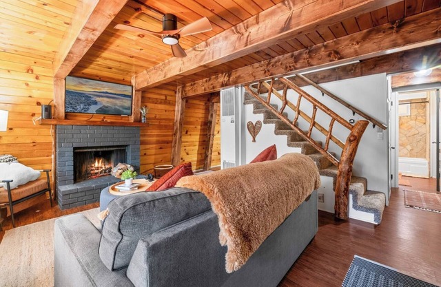 Moonridge Manor Cozy Retreat with Hottub