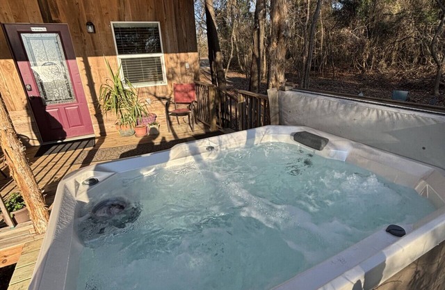 MoonRiver Romantic Lake Escape: HOT TUB & FIre Pit