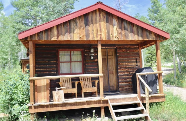 Moose Cabin - Cozy rustic cabin near Steamboat Lake
