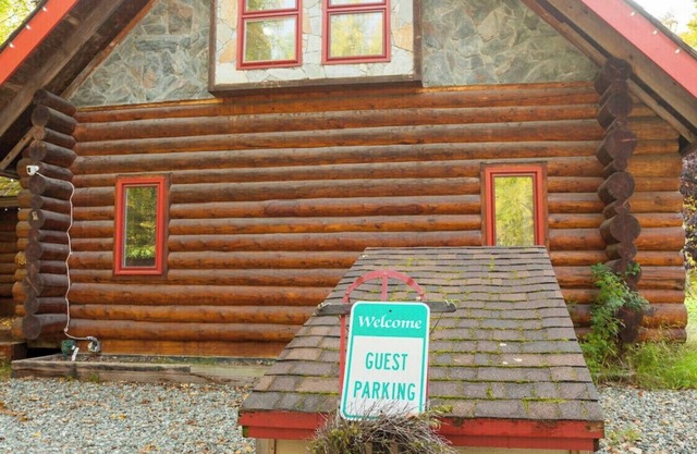Moose Lodge Log Cabin and Chalet w/Hot Tub sleeps 16