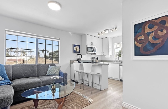 Morning Glow Modern Apartment in Culver City