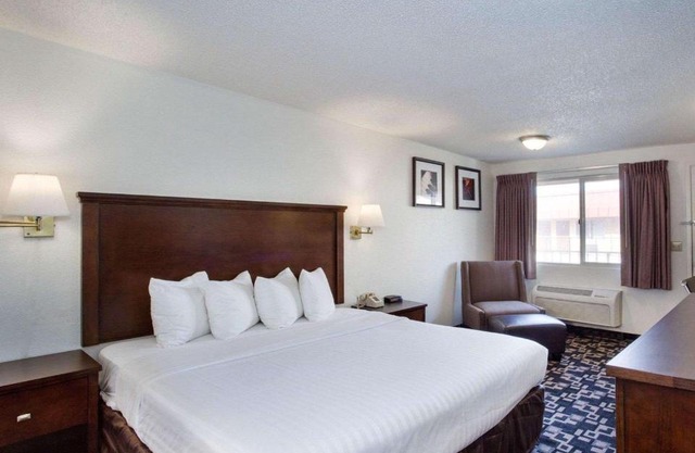 MorningGlory Inn & Suites