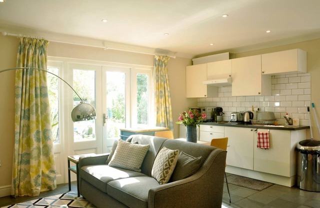 Moseley - House - Sleeps 4 - Parking - Garden