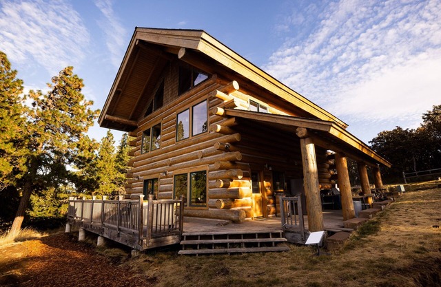 Mosier Log Cabin, Mt Adams View, Great location!