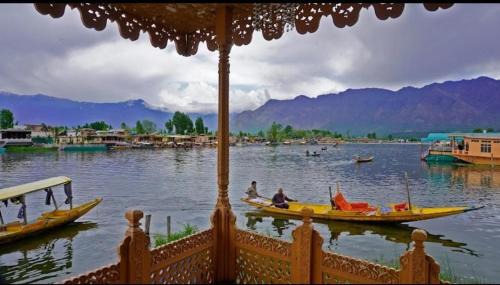 Mossess Retreat Group Of Houseboats