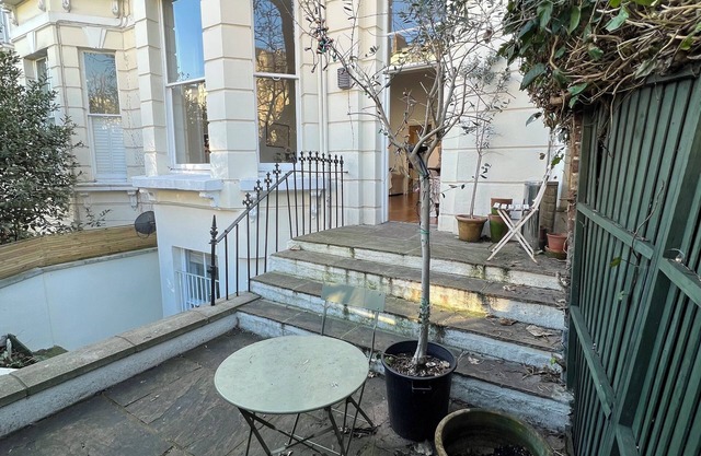 Most stylish Notting Hill apartment with private patio next to Portobello Rd