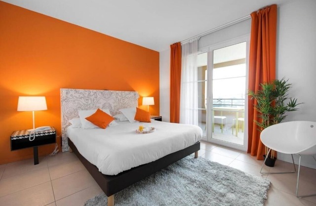 Mougins Riviera Retreat: Hotel with Pool, AC and Fitness Oasis