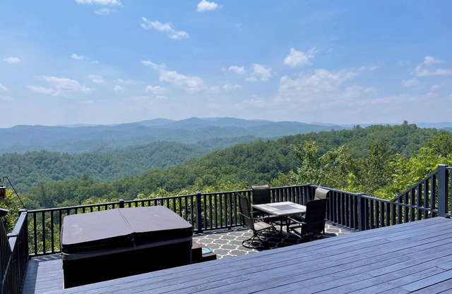 Mountain Cabin,Panoramic View,Hot Tub, WiFi, Grill,Deck