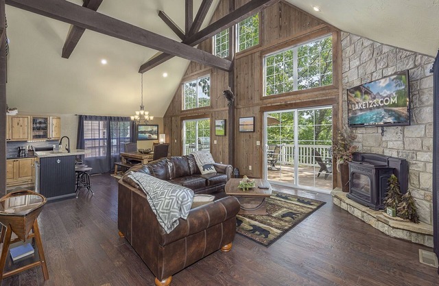 Mountain Creek Cabin - Luxury Lakefront Home - Hot Tub- Pool Table - Movie Theater
