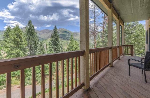 Mountain Getaway with HotTub, Ping Pong, Gym