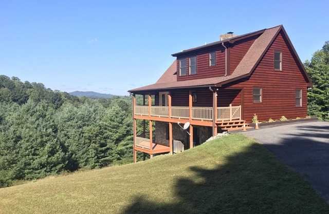 Mountain Getaway Chalet by the New River with Sunset Views and deers to feed