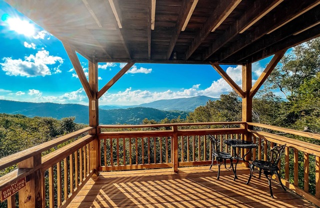 Mountain Haven with Jacuzzi & Fireplace: Spectacular Views in Sugar Mountain, NC