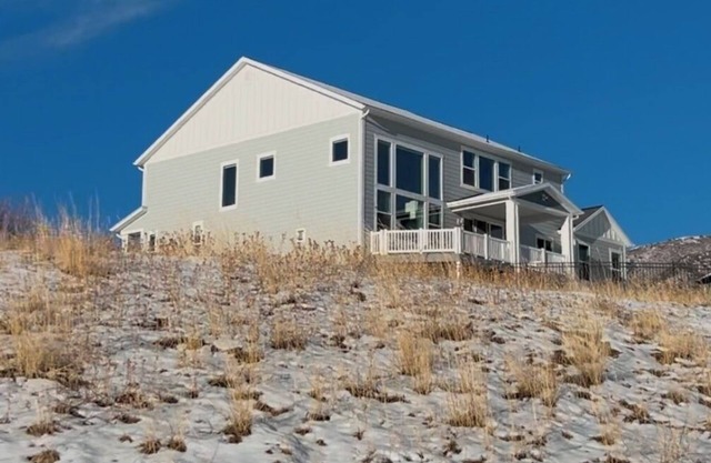 Mountain Home l Spa & Stream behind house l Hike, Mountain Bike & Ski mins away