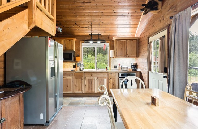 Mountain House w/stunning mountain views, spacious yard, outdoor living area w/hot tub, WiFi