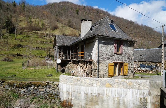 Mountain House with Beautiful Views and Real Fires