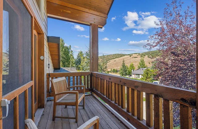 Mountain Luxury: Sleeps 10, Private Hot Tub, 15 Min to Canyons, Ideal for Family Getaways!