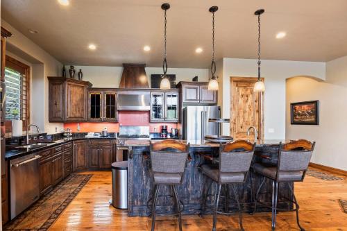 Mountain Luxury, Sleeps 10, Private Hot Tub, 15 Min to Canyons, Ideal for Family Getaways!