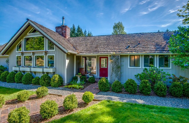 Mountain Modern Guest Home-3 acre Lawns, Pond and Gardens