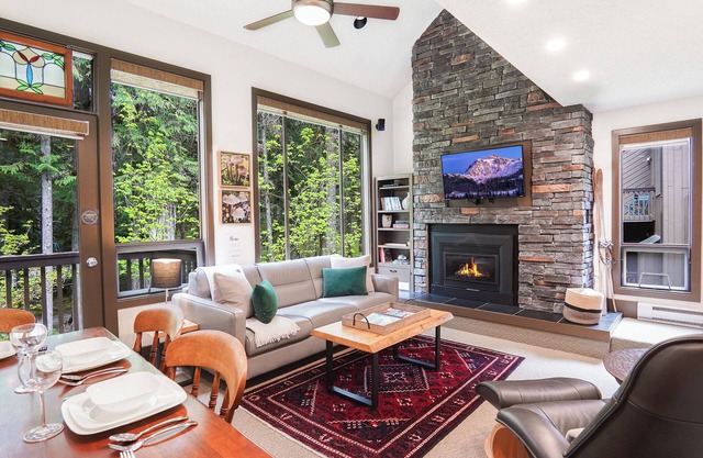 Mountain Modern Snowater condo! Fireplace, Pool, Spa, Sauna, indoor sports courts!