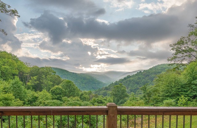 Mountain Paradise: Lake Area, A/C, Hot Tub, Fire Pit, Pool Table!