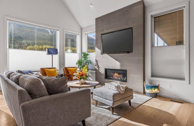 Mountain Retreat: Spacious 3BR w/Spectacular Views