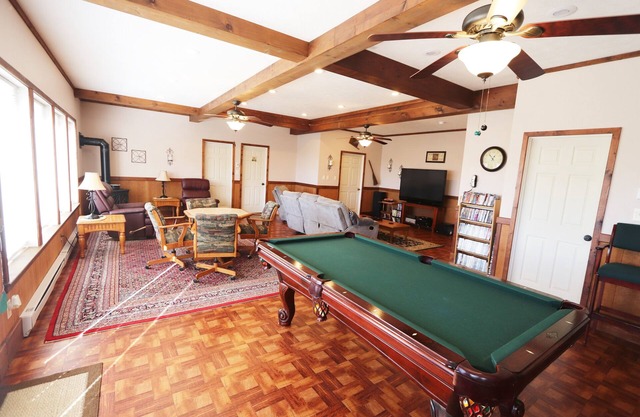 Mountain Retreat w/Great Views, LARGE HOT TUB, Great WIFI, Near Luray Caverns
