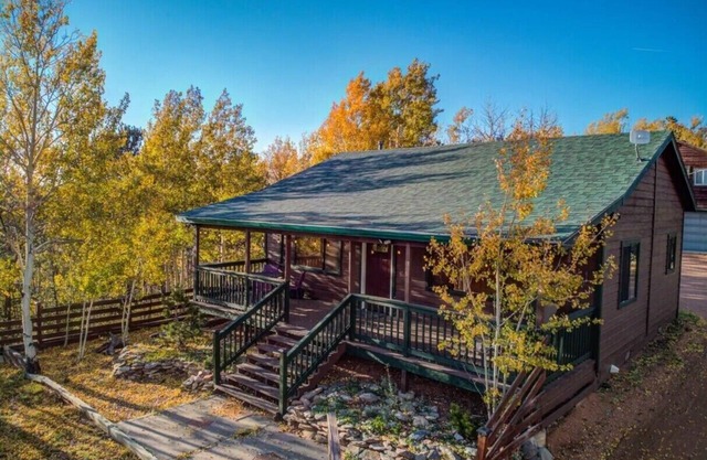 ★ Mountain Top Cabin ★ Surrounding Mtn + Aspen Vistas + Hot Tub + Game Room