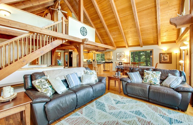 Mountain-view cabin near golf w/wood stove, game room, volleyball, & basketball