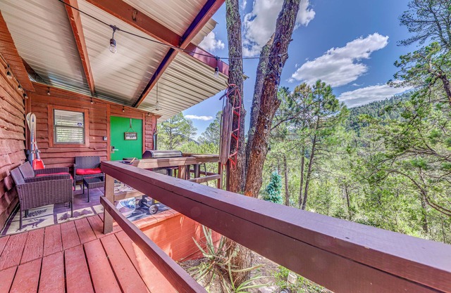 Mountain-View Cabin w/Hot Tub in Ruidoso!