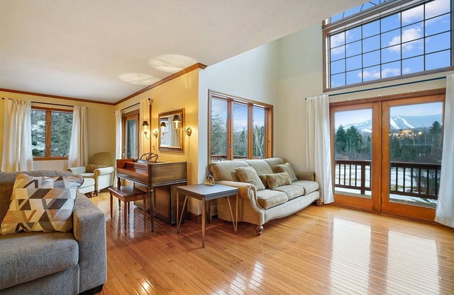 Mountain View Chalet Fabulous views large entertaining area just off Killington Road