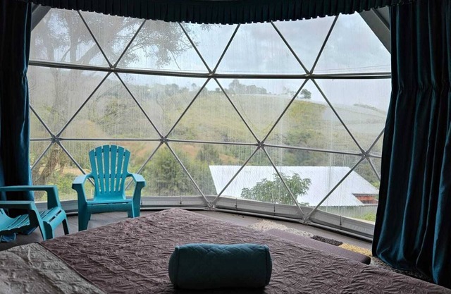 Mountain view dome, pet friendly, trails and near Poas Volcano.