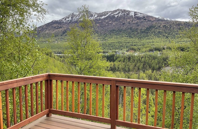 Mountain View Escape, Hot Tub, Lg Patios, 4 Bedrooms, 2+ Baths, Cozy FP