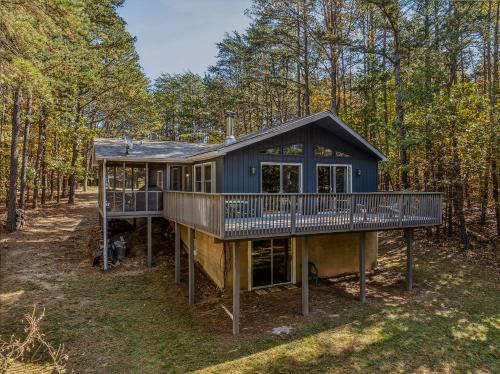 Mountain View Hideaway - Pet Friendly, Grill, Wifi, Fire Pit, Deck, Screen Porch, Family Friendly, Game Room, Wood Stove