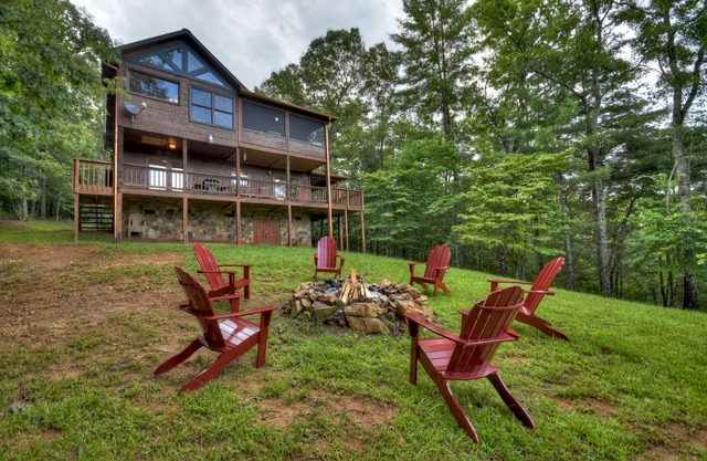 Mountain Views! Firepit! Hot Tub! Unwind, Unplug, Explore! Near the Toccoa River