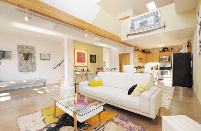 Mountain views great location clean Loft In Santa Fe