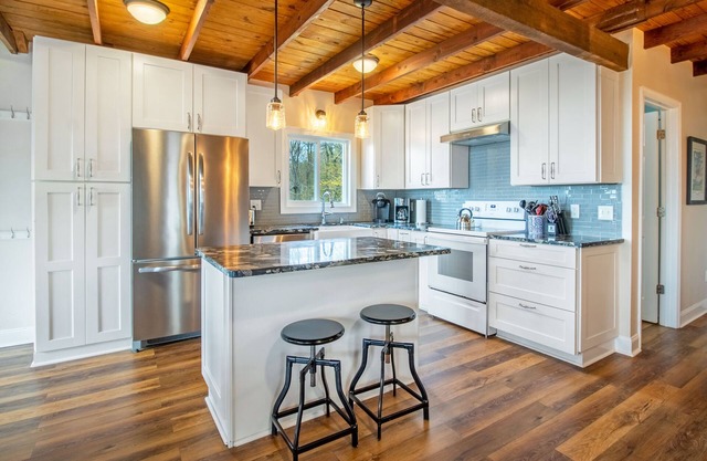 Mountain Views, Hot tub, Firepit, & Pool Table!