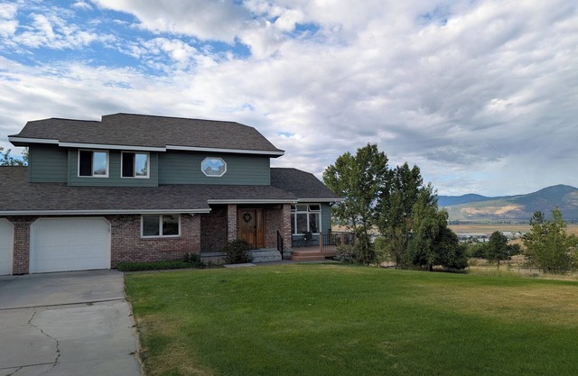 Mountain Views with Expansive Deck Luxury 4BR Home. nNear Downtown and Airport