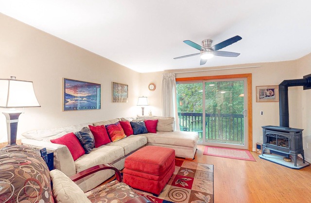 Mountainside condo with grill, gas fireplace, W/D, & board games - walk to lifts