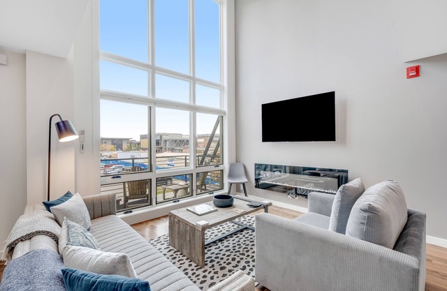 Mtn-view downtown condo with balcony, fireplace, streaming, washer/dryer, AC