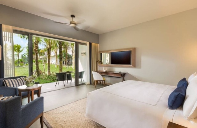 Dive Into Your Best Summer Vacation! Free Parking, Pool, Spa Center, Beachfront!