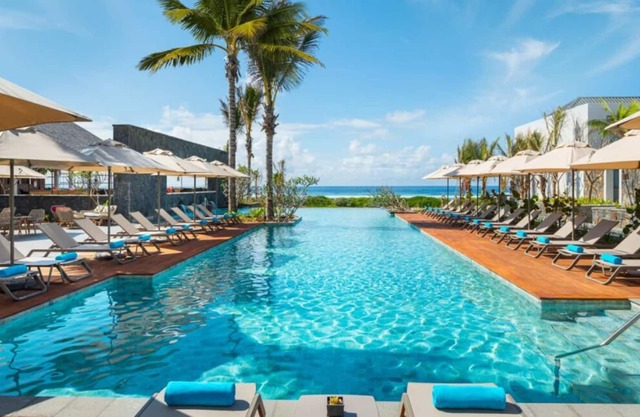 Experience Soothing Moments & Luxury! Seafront, Onsite Pool, Spa & Wellness!