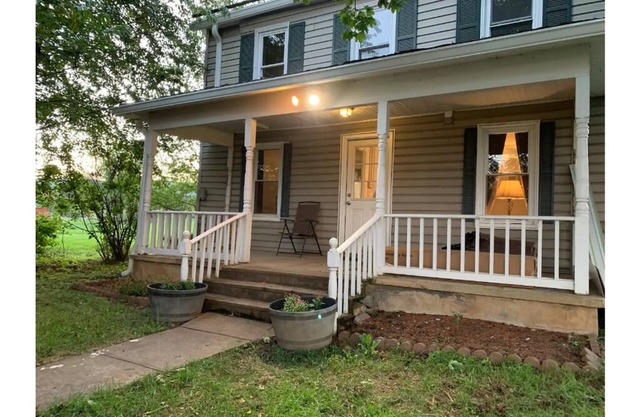 Mulberry Run Farmhouse - Steps away from family-run Farm Market!