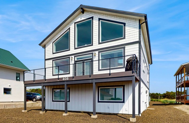 Multi-level home w/ beautiful ocean & sunset view, close to State parks & beach