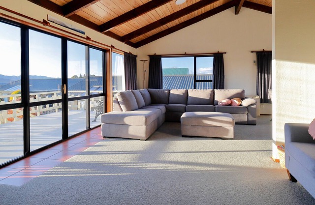 MURCHISON MOUNT VIEW - TE ANAU HOLIDAY HOME, with a garden in Te Anau