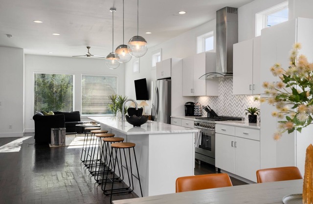 Music City Dream-Spacious w/7 Beds, Balcony, Fire