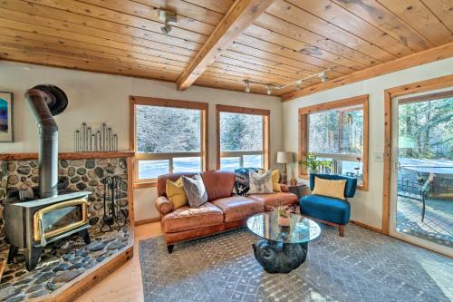 Mysty Mountain Cabin on River Near Stevens Pass!
