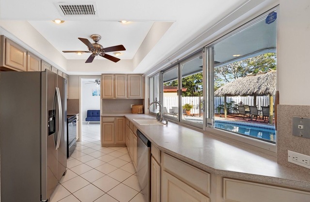 N'Jais Backyard Oasis! Heated Pool, Tiki Hut, & Pool Bar