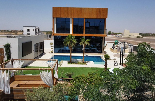 Nagawa Staycation- Luxury 4-Bedroom Villa with Private Pool & Mini Zoo