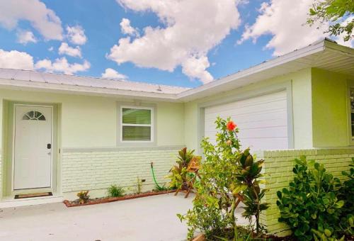Naples 3 Bedroom 2 Bath Home Fenced in yard
