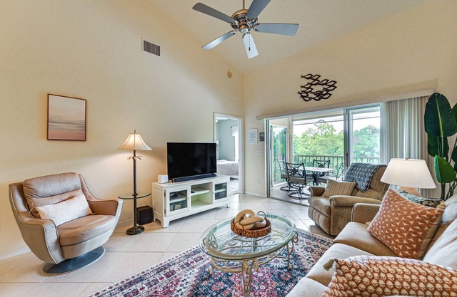 Naples Condo 10 Mi to Beach: Pool & Hot Tub Access